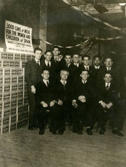 Tres mil botes de leche condensada para las mujeres y los niños de España. Sindicato de la Industria Alimenticia. EEUU 26 enero 1937.