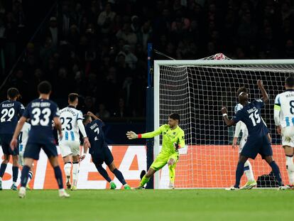 Mbappé marcando ante la Real Sociedad tras un tiro de esquina.