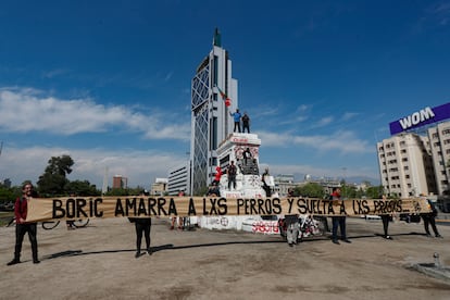 Los manifestantes desplegaron un mensaje para el presidente chileno, Gabriel Boric, en la Plaza de la Dignidad, en Santiago de Chile, este martes.