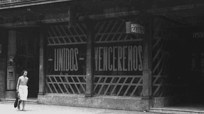 Imagen de Gijón durante la Guerra Civil, incluida en la película 'Retaguardia', en la que se ve un comercio con el mensaje 'Unidos venceremos'.