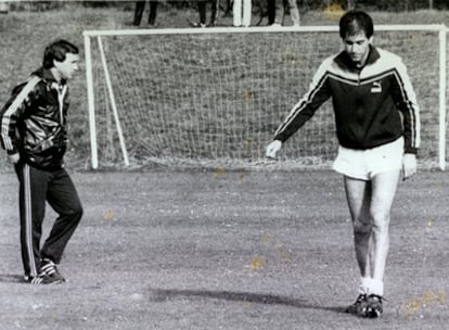 Javier Clemente y Manu Sarabia durante un entrenamiento en Lezama.