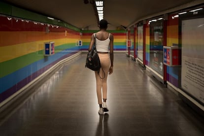 Una mujer camina por el metro de Madrid.