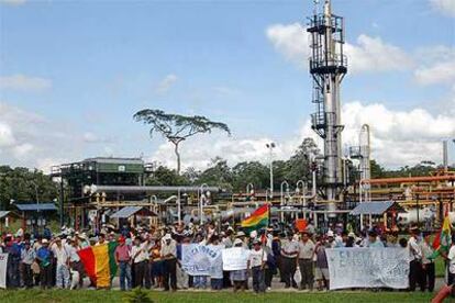 Un grupo de campesinos con pancartas frente al campo petrolero de Víbora, tras ocuparlo de forma pacífica.