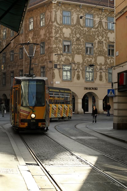 Un tranvía a su paso por Hauptpltz, en Graz.