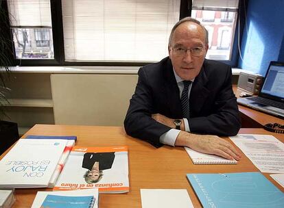 Manuel Pizarro, en el despacho que ocupa en la sede del PP de Madrid y que estrenó ayer.
