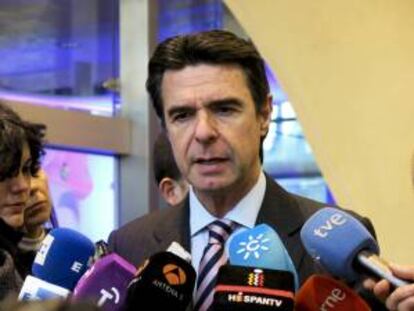 El ministro español de Industria, Energía y Turismo, José Manuel Soria, durante las declaraciones que ha realizado a la prensa tras la entrevista que ha mantenido con el vicepresidente de la Comisión Europea (CE ) y el comisario de Competencia, Joaquín Almunia, hoy en la sede de la Comisión Europea en la capital belga.