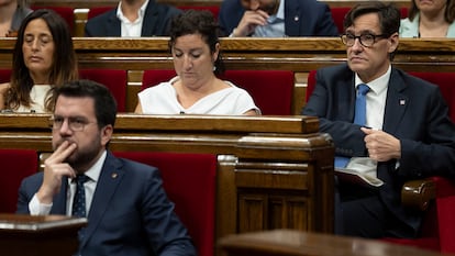 El socialista Salvador Illa, tras el presidente catalán, Pere Aragonès, en el Parlament.