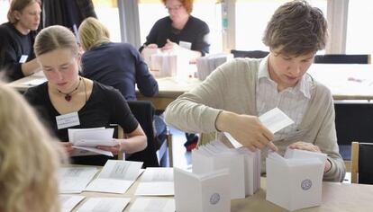 Dos funcionarios finlandeses comienzan el recuento de votos.