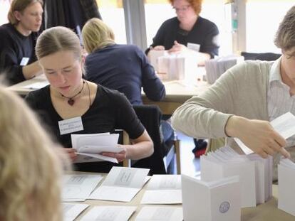 Dos funcionarios finlandeses comienzan el recuento de votos.