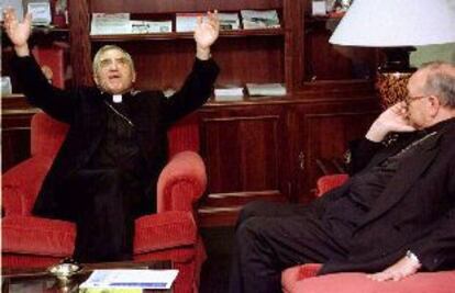 El cardenal Rouco (izquierda) conversa con el arzobispo de Pamplona, Fernando Sebastián, en septiembre de 1997.