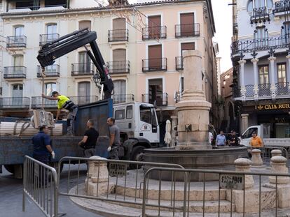 Trabajadores del Ayuntamiento de Teruel trabajan esta mañana sobre el monumento.
