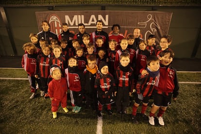 Un grupo de niños posa en la Milan Scuola Calcio de Pozuelo antes del entrenamiento.