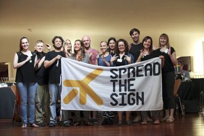 Un grupo de trabajo, formado por personas de diferentes países, que elabora el proyecto de diccionario 'Spread the Sign'.