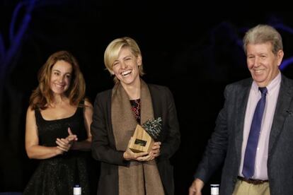 Carlota Pederson recoge el premio Formentor otorgado a su abuelo, el escritor Ricardo Piglia. 