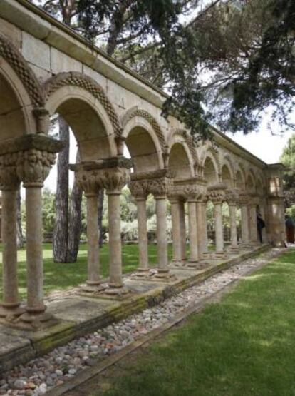 Claustro románico en los jardines del Mas del Vent de Palamós, (Girona).