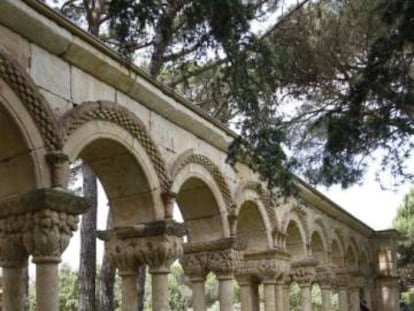 Claustro románico en los jardines del Mas del Vent de Palamós, (Girona).