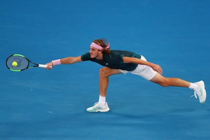 El tenista griego Stefanos Tsitsipas realiza un golpe de derecha durante el primer set.