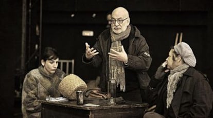 Gerardo Vera dirige a Malena Alterio (izquierda) y Mercè Aranega en un ensayo de <i>Madre Coraje. </i>