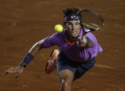 Nadal devuelve una pelota contra Almagro en Acapulco.