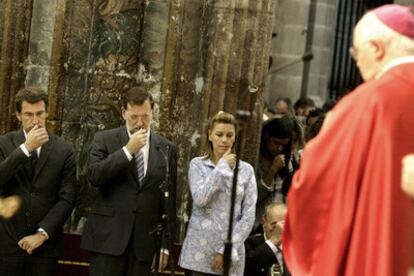 Rajoy inició ayer el curso político con una misa en la catedral, en la imagen, en el centro, junto a Cospedal y Nuñez FEijoo.