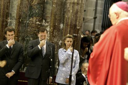 Rajoy inició ayer el curso político con una misa en la catedral, en la imagen, en el centro, junto a Cospedal y Nuñez FEijoo.