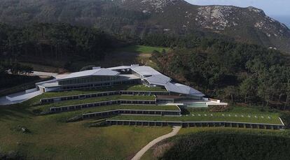 El parador Costa da Morte, a punto de estrenarse, se levanta junto a la praia de Lourido.