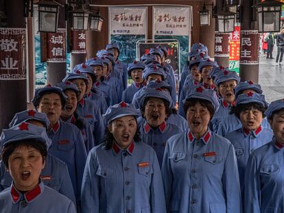 La banda de música de la señora Guo en Zunyi (China), vestida con el uniforme del Ejército Rojo, entona una canción revolucionaria.