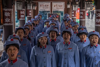 La banda de música de la señora Guo en Zunyi (China), vestida con el uniforme del Ejército Rojo