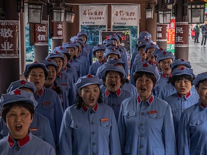 La banda de música de la señora Guo en Zunyi (China), vestida con el uniforme del Ejército Rojo, entona una canción revolucionaria.