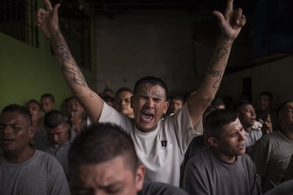 Exmiembros de las pandillas, MS 13 y Barrio 18, participan de un culto general, en el Centro Penitenciario de San Francisco Gotera, en la cabecera departamental de Morazán, a 200 kilómetros de la capital de El Salvador. En este recinto conviven miembros de ambas pandillas, que han mantenido una rivalidad histórica desde hace más de 25 años. Las pandillas controlan la mayoría de comunidades en el territorio salvadoreño por medio de la extorsión.