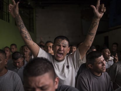 Exmiembros de las pandillas, MS 13 y Barrio 18, participan de un culto general, en el Centro Penitenciario de San Francisco Gotera, en la cabecera departamental de Morazán, a 200 kilómetros de la capital de El Salvador.