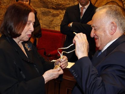 N&eacute;lida Pi&ntilde;&oacute;n recibe la medalla de manos del presidente de la Academia.