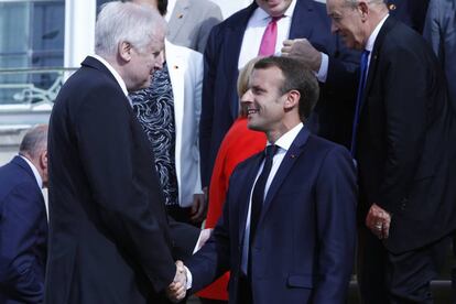 El presidente francés Emmanuel Macron saluda el pasado 19 de junio al ministro alemán del Interior Horst Seehofer, de la CSU.