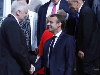 El presidente francés Emmanuel Macron saluda el pasado 19 de junio al ministro alemán del Interior Horst Seehofer, de la CSU.