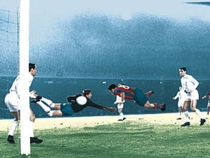 Evaristo gana la acción a Vicente y cabecea el gol de la victoria del Barcelona con Casado, bajo los palos, y Marquitos como testigos.