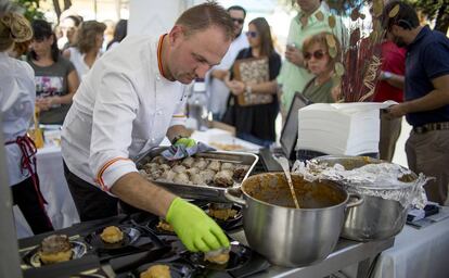 Puesto callejero de la siesta, donde prepararon la tapa de papada con carrillada al Pedro Ximénez en la cuarta edición del Córdoba Califato Gourmet.