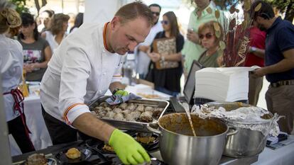 Puesto callejero de la siesta, donde prepararon la tapa de papada con carrillada al Pedro Ximénez en la cuarta edición del Córdoba Califato Gourmet.