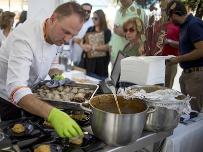 Puesto callejero de la siesta, donde prepararon la tapa de papada con carrillada al Pedro Ximénez en la cuarta edición del Córdoba Califato Gourmet.