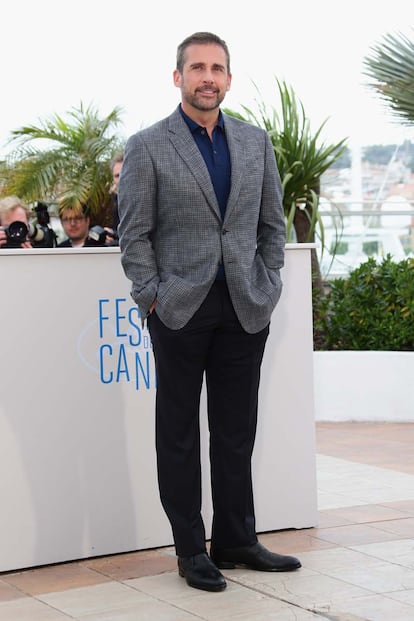 Americana gris de cuadros, camisa azul y pantalón negro fue la apuesta de Steve Carrell para asistir al estreno de Foxcatcher.