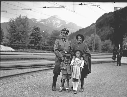 Otto von Wächter, con el uniforme de las SS, junto a su mujer, Charlotte, y asus hijos -Hosrt y Traute- en Thumersbach (Austria), en 1944.