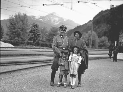 Otto von Wächter, con el uniforme de las SS, junto a su mujer, Charlotte, y asus hijos -Hosrt y Traute- en Thumersbach (Austria), en 1944.