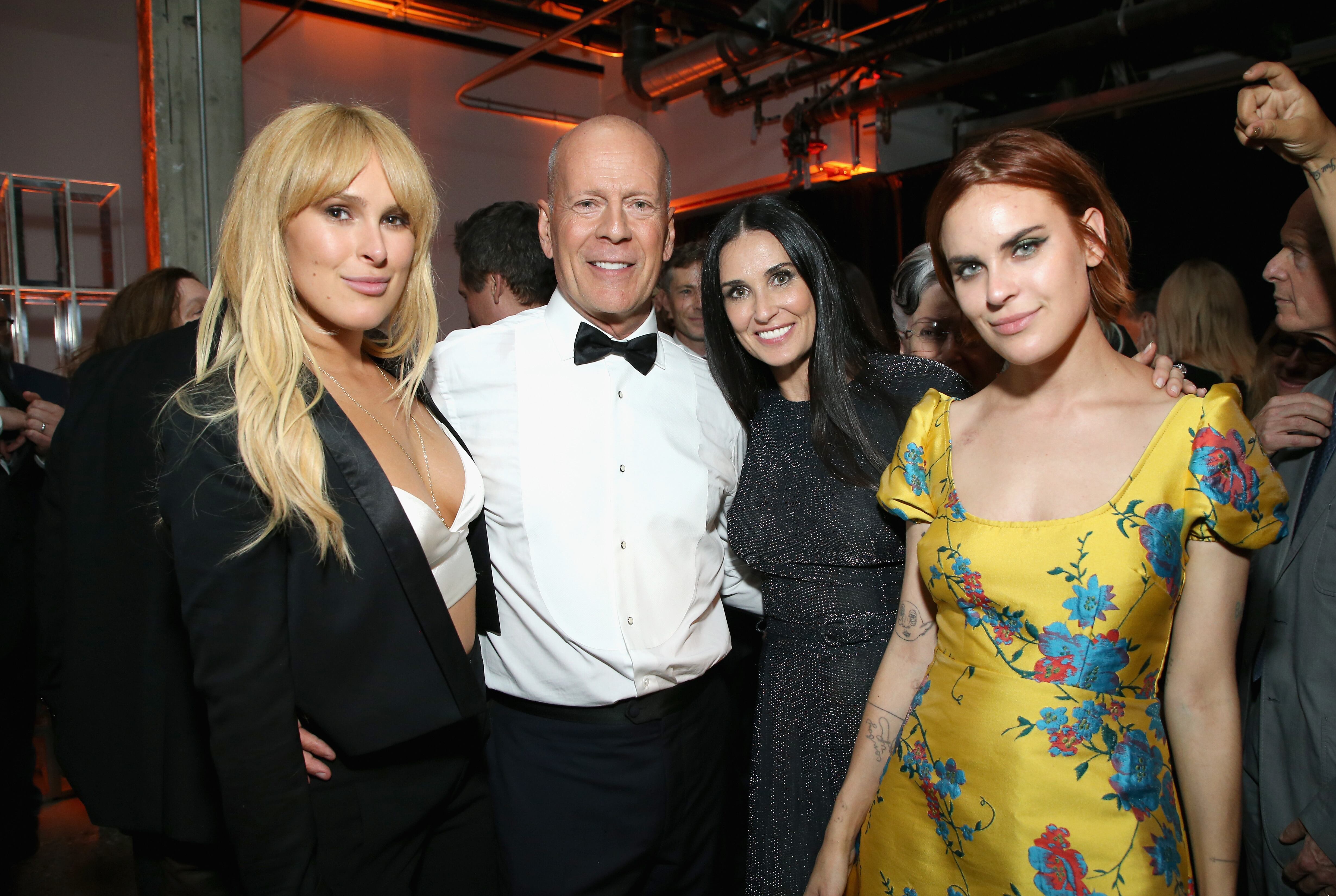 Rumer Willis, Bruce Willis, Demi Moore y Tallulah Willis, en la fiesta posterior al Comedy Central Roast de Bruce Willis en Los Ángeles en 2018.