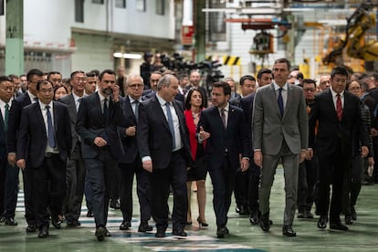 El presidente del Gobierno, Pedro Sánchez y el presidente de la Generalitat, Pere Aragonès, durante la visita a la fábrica este viernes.