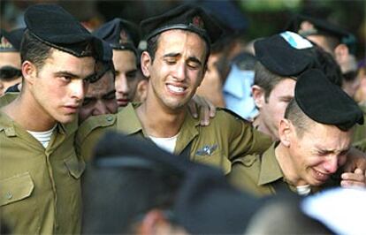 Varios soldados israelíes lloran durante los funerales por sus compañeros asesinados el pasado domingo.