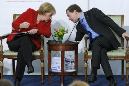 La canciller alemana Angela Merkel y el presidente ruso, Dmitri Medvédev, en la cumbre bilateral celebrada ayer en Ekaterimburgo.