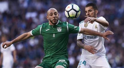 Ceballos intenta controlar la pelota ante el jugador del Leganés Amrabat.