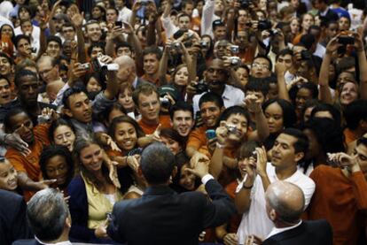 Obama saluda a estudiantes tras un discurso en la Universidad de Tejas.