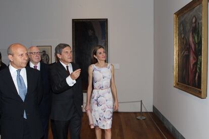 Doña Letizia, acompañada por el comisario de la muestra, el ministro de Educación Cultura y Deporte y el presidente del Real Patronato del Museo del Prado, contempla la obra de El Greco "San Pedro y San Pablo".