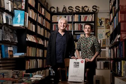 Antonio Ramírez y Marta Ramoneda, en la librería La Central de la calle Mallorca de Barcelona este martes.
