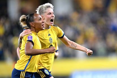Lina Hurtig (a la derecha) celebra el segundo gol de Suecia con Madelen Janogy.